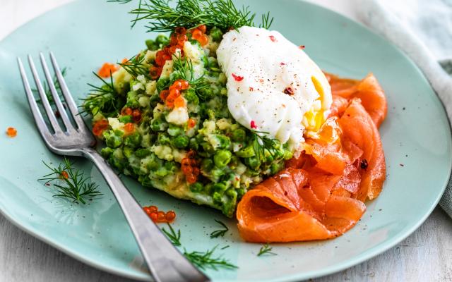 Erwtenstoemp met gerookte zalm en gepocheerd ei