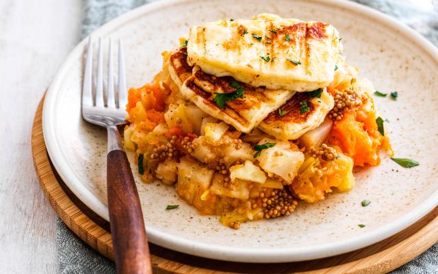 Stoemp van wintergroenten met gepoft mosterdzaad en gegrilde halloumi