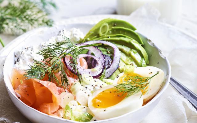 Cottagecheesebowl met gerookte zalm en avocado