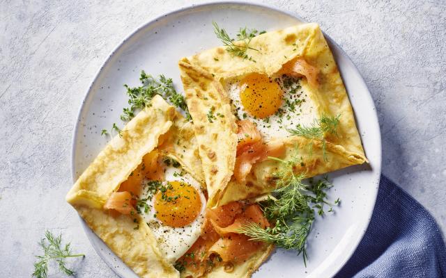 Gevulde crêpe met ei en gerookte zalm