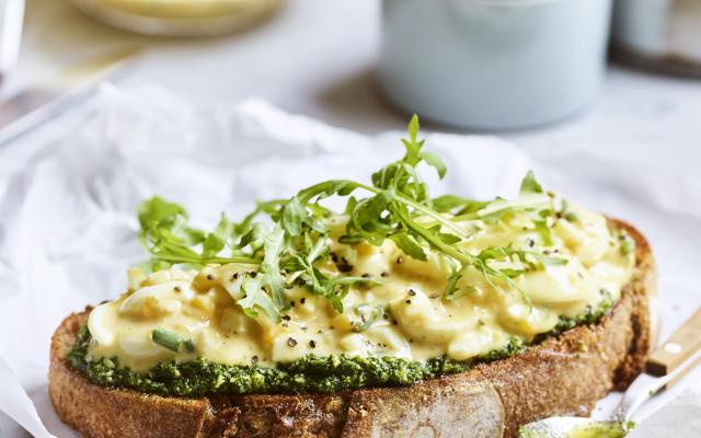 Toast met pesto en eiersla