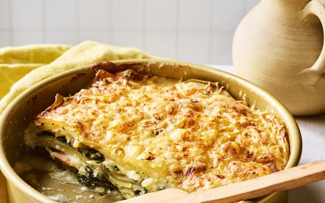 Gratin dauphinois met aardappel, spinazie en gerookte zalm