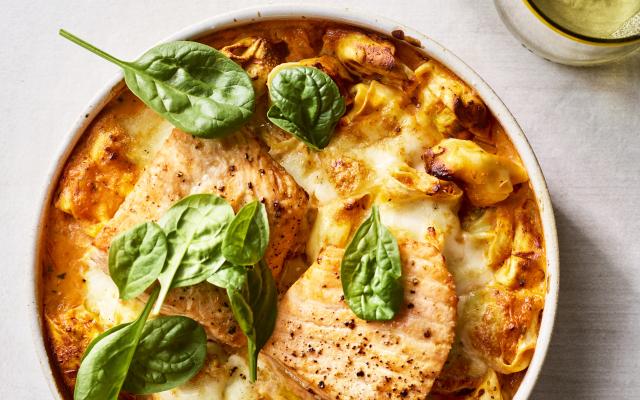 Tortellini bake met tomatensaus, kruidenkaas en zalm