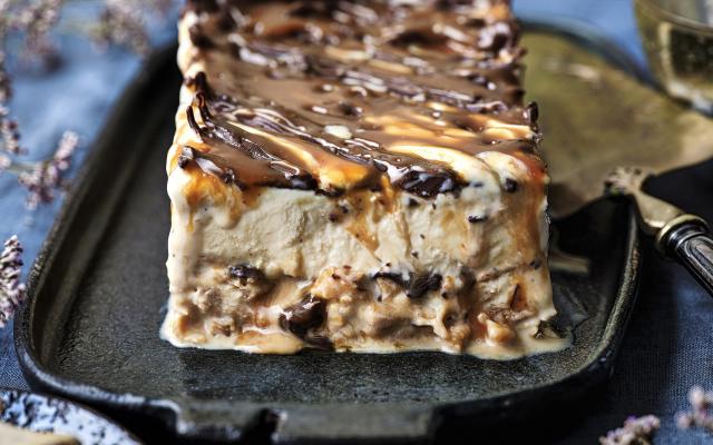 Gâteau glacé au caramel salé et café