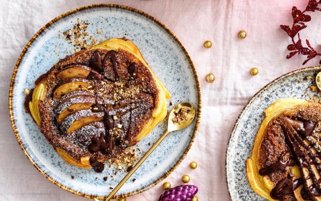 Frangipane aux poires, sauce au chocolat