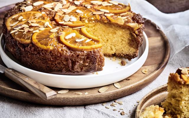 Cake à l'orange et au massepain, amandes effilées