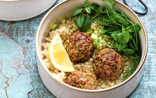 Boulettes de poulet et couscous perlé