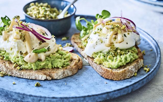 Toasts à l’avocat et burrata