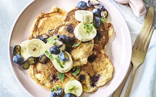 Pancakes au son d'avoine, aux myrtilles et à la banane