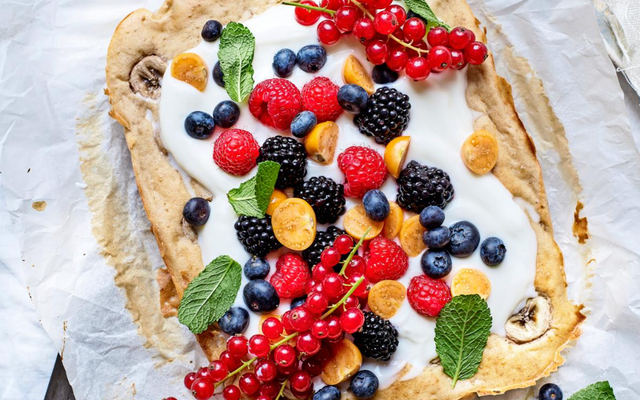 Traybake-bananen­pannenkoek met yoghurt en fruit
