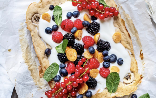 Traybake-bananen­pannenkoek met yoghurt en fruit