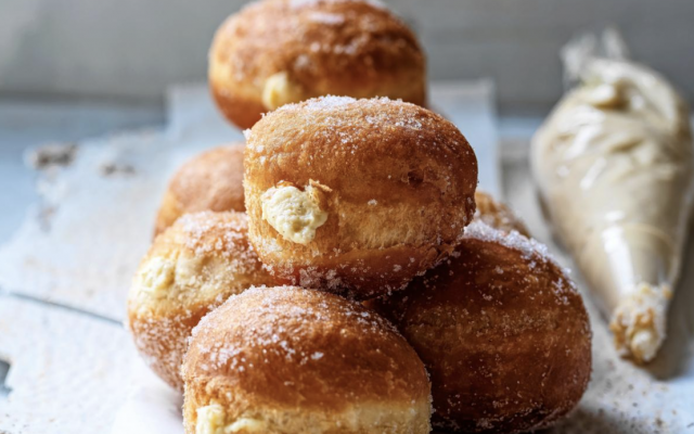 Briochedonuts met vanille­crème