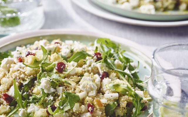 Quinoaslaatje met koolrabi, veenbessen en feta