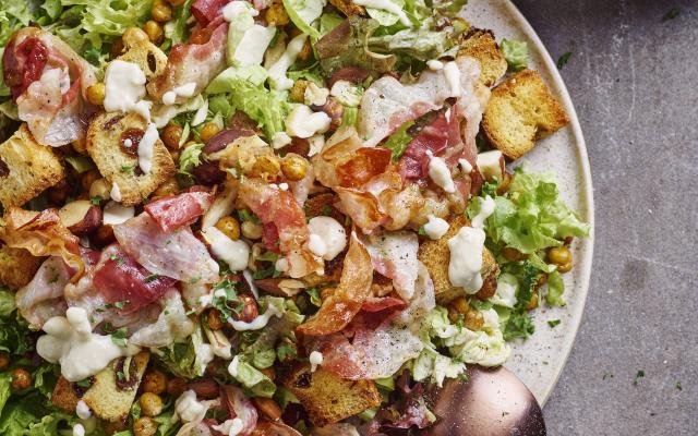 Winterse caesarsalade met spruitjes en pancetta