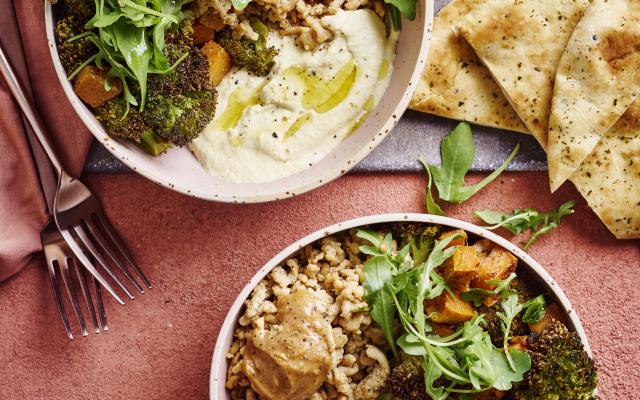 Zoeteaardappelbowl met kipgehakt en pindasaus