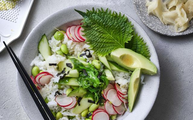 Japanse rijstsalade met wasabidressing