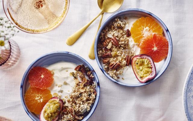 Yoghurtbowl met granola en fruit