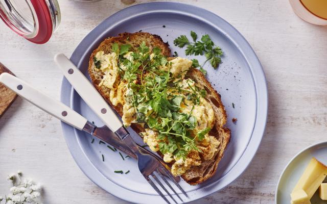 Zuurdesemtoast met roerei en frisgroene kruiden