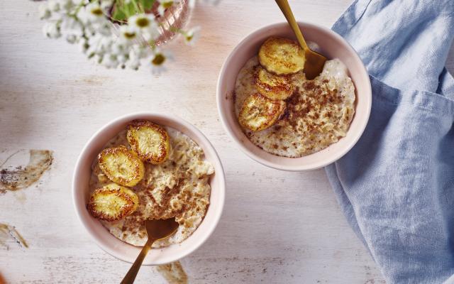 Havermoutpap met gekaramelliseerde banaan