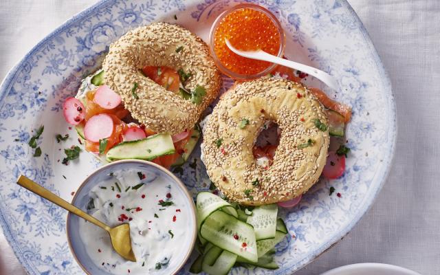 Bagels met kruidenkaas, zalm en gepekelde radijsjes