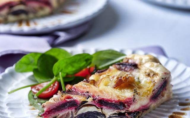 Quiche met rode biet, Belgische pittige kaas en boerenham + salade van spinazie en kerstomaten