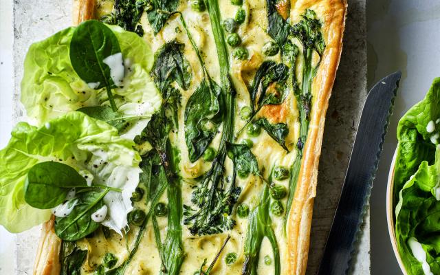 Groene quiche met pasta pesto en groene groenten + salade van frisse kropsla