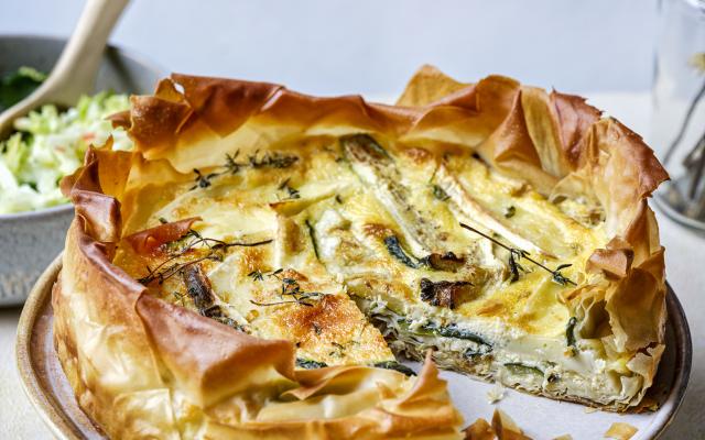 Quiche met filodeegbodem, brie, courgette en tijm + salade met appel en basilicum