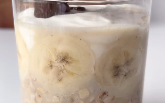 Overnight oats met banaan, blauwe bessen en chocolade