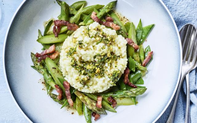 Risotto met groene asperges, spekjes en pistache-dragonolie