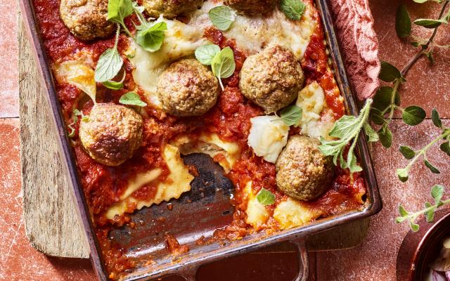 Ravioli met tomatensaus en balletjes