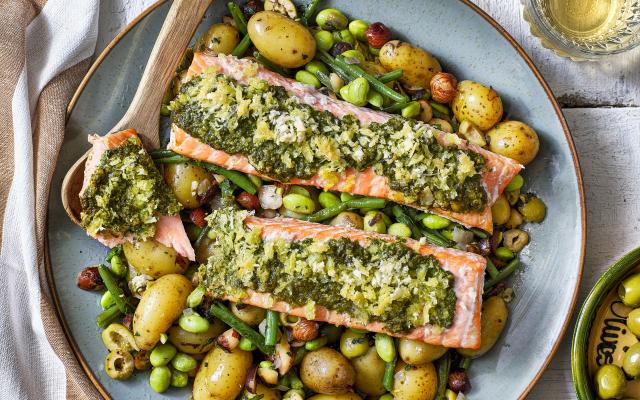 Zalmforel met pesto-parmezaankorst en lentegroenten