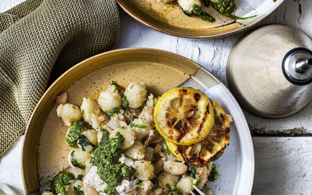 Gnocchi met pesto, gebakken bonen en ricotta