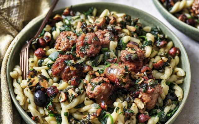 Pasta met venkelworst, gebakken olijven en kappertjes