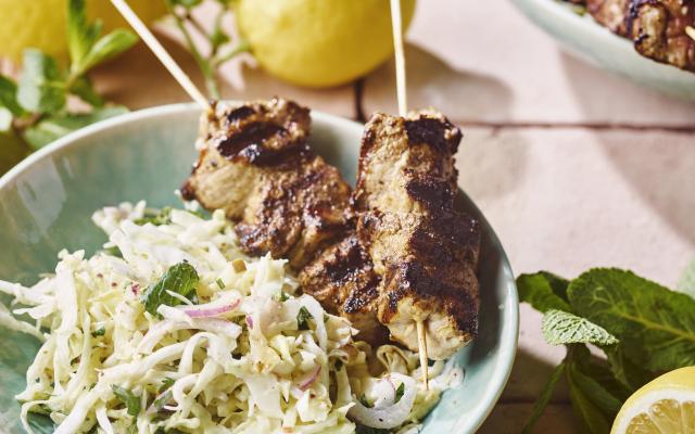 Salade de chou et brochettes de porc