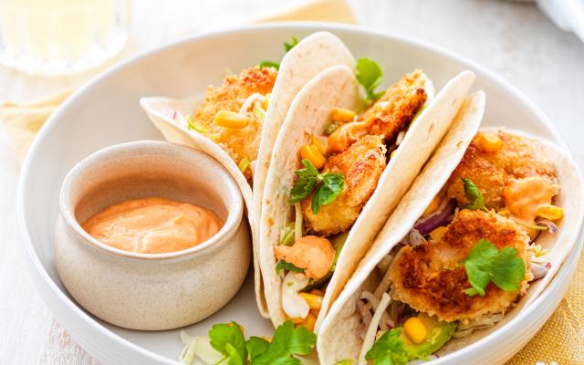 Taco’s met krokante scampi’s, avocado en spicy mayo