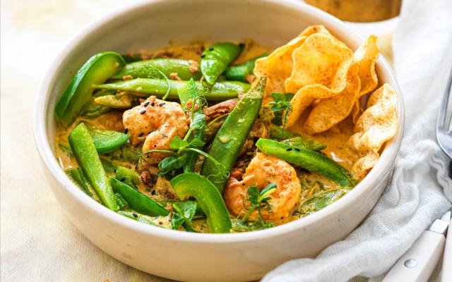 Indiase curry met scampi’s, peultjes en papadums