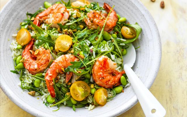 Groene rijstsalade met scampi’s en edamame