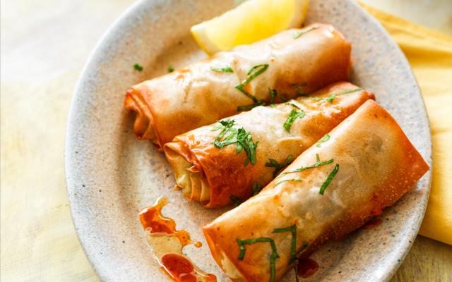 Scampirolletjes uit de airfryer met asperges en chiliolie