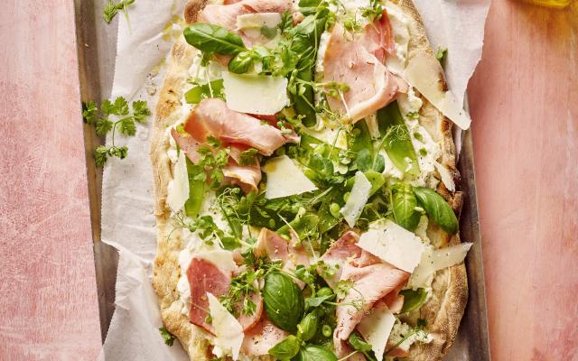 Witte pinsa met ricotta, peultjes en ham