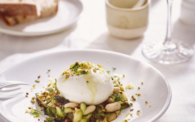 Salade van gegrilde courgettes met cannellinibonen, burrata en citroen-basilicumgremolata