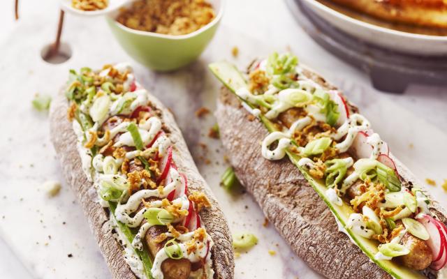 Hotdog deluxe met kruidensaus