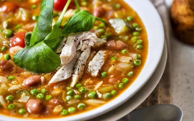 Soupe au poulet à l’orzo