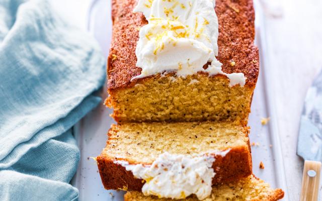Citroen-maanzaadcake met mascarpone-glazuur