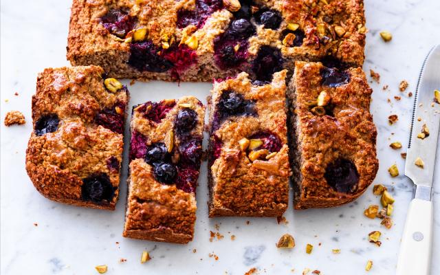 Gluten- en lactosevrije plaatcake met rood fruit en pistache