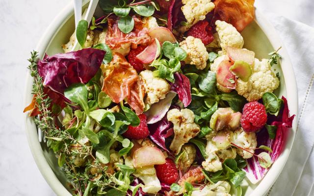 Salade met geroosterde bloemkool, rabarber en krokante ham