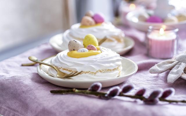 Pavlova met advocaat en paaseitjes