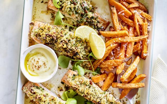 Krokante zalm met frietjes van zoete aardappel
