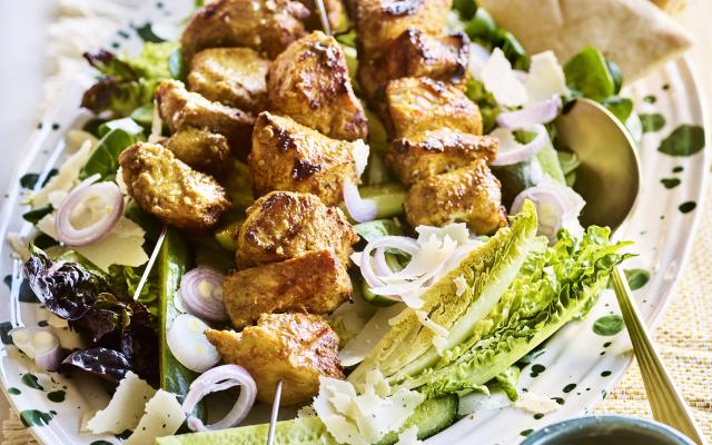 Kebabspiesjes met Romeinse sla en caesardressing