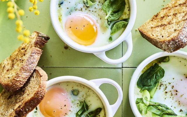 Oeuf cocotte met babyspinazie en groene asperges