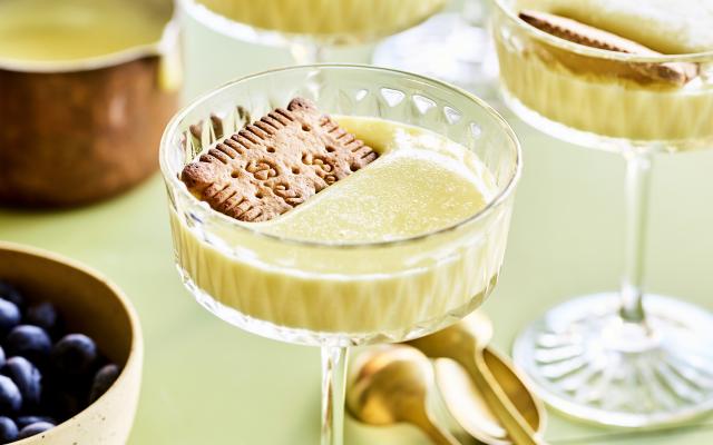 Klassieke vanillepudding met koekje